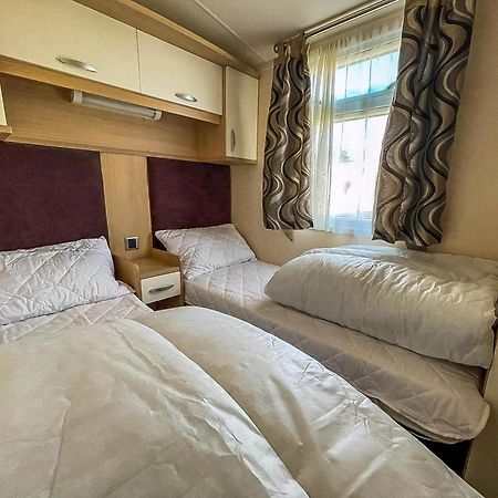 Lovely Caravan With Spacious Decking At North Denes In Suffolk, Ref 40134Nd 洛斯托夫特 外观 照片