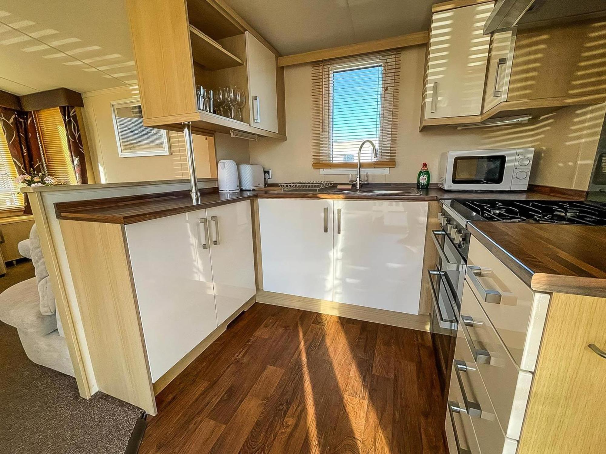 Lovely Caravan With Spacious Decking At North Denes In Suffolk, Ref 40134Nd 洛斯托夫特 外观 照片
