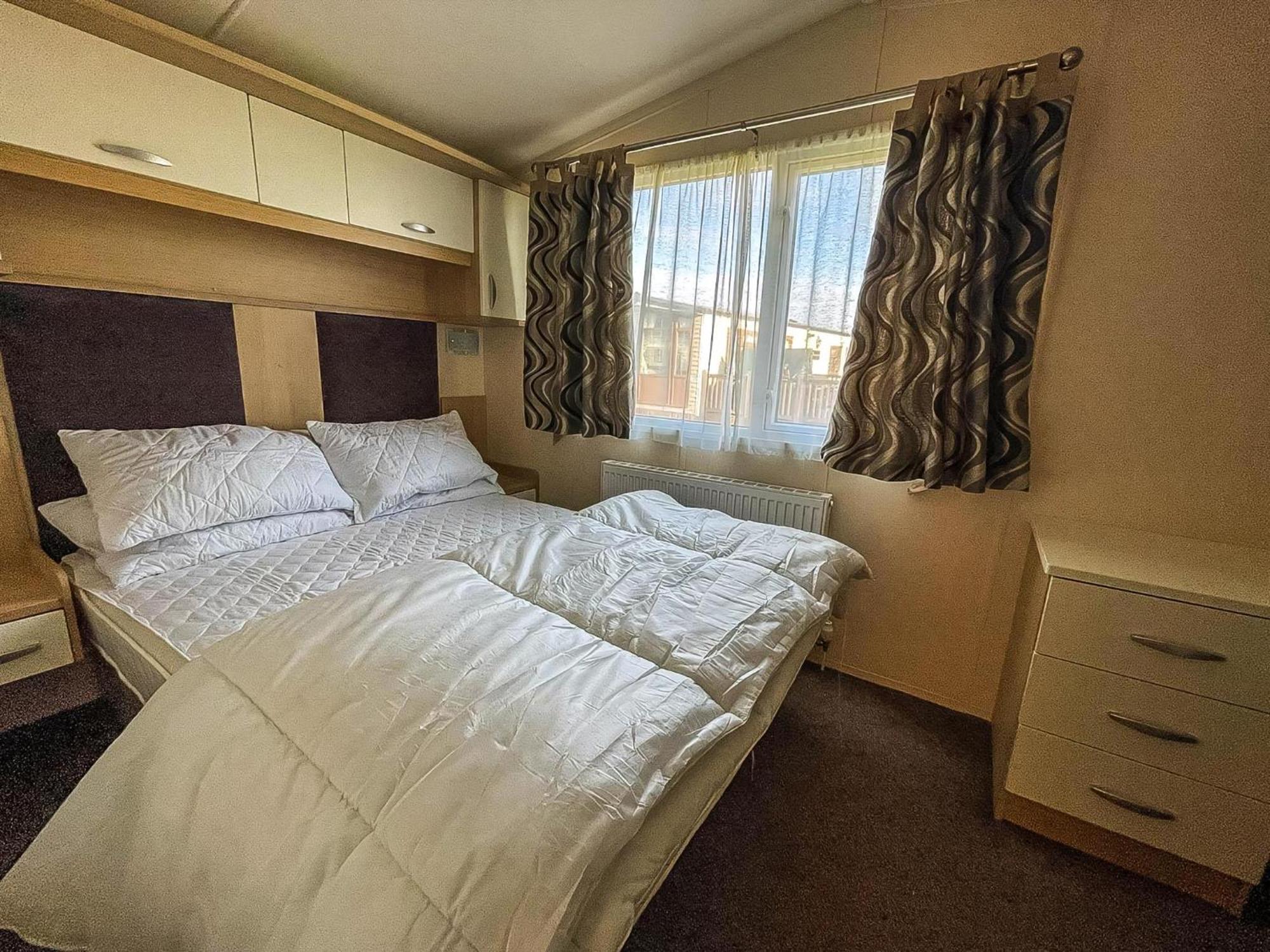 Lovely Caravan With Spacious Decking At North Denes In Suffolk, Ref 40134Nd 洛斯托夫特 外观 照片