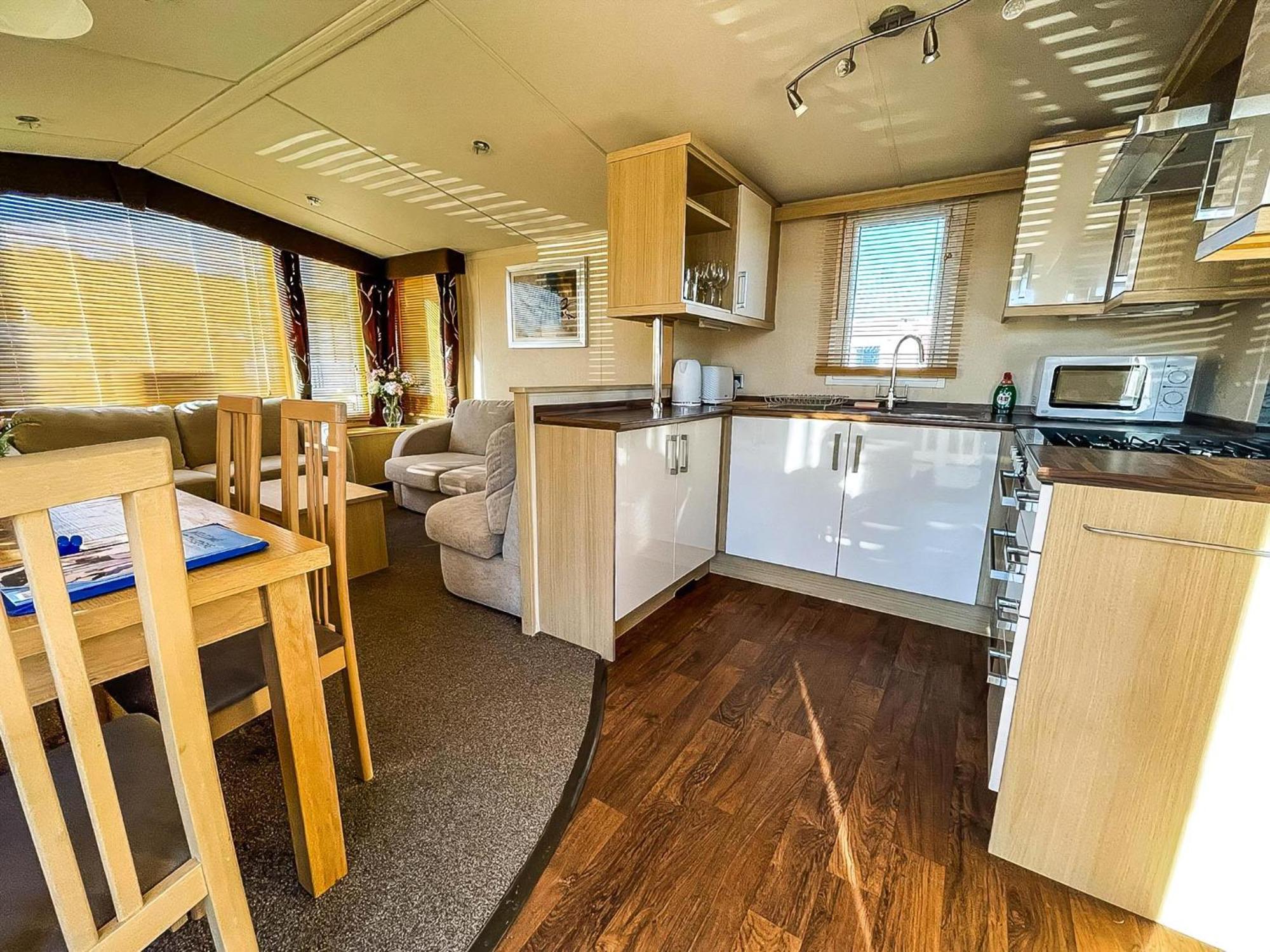 Lovely Caravan With Spacious Decking At North Denes In Suffolk, Ref 40134Nd 洛斯托夫特 外观 照片