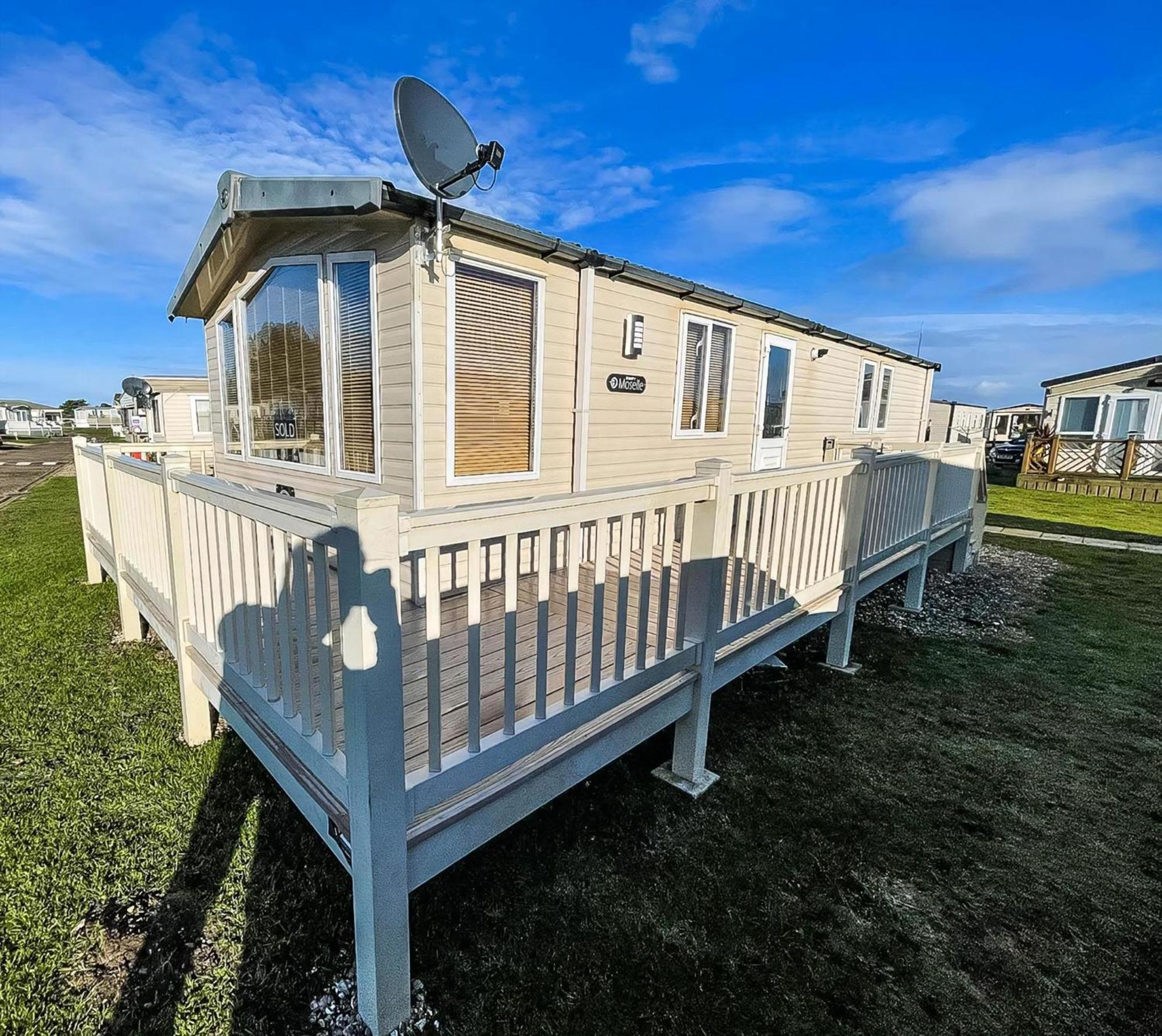 Lovely Caravan With Spacious Decking At North Denes In Suffolk, Ref 40134Nd 洛斯托夫特 外观 照片