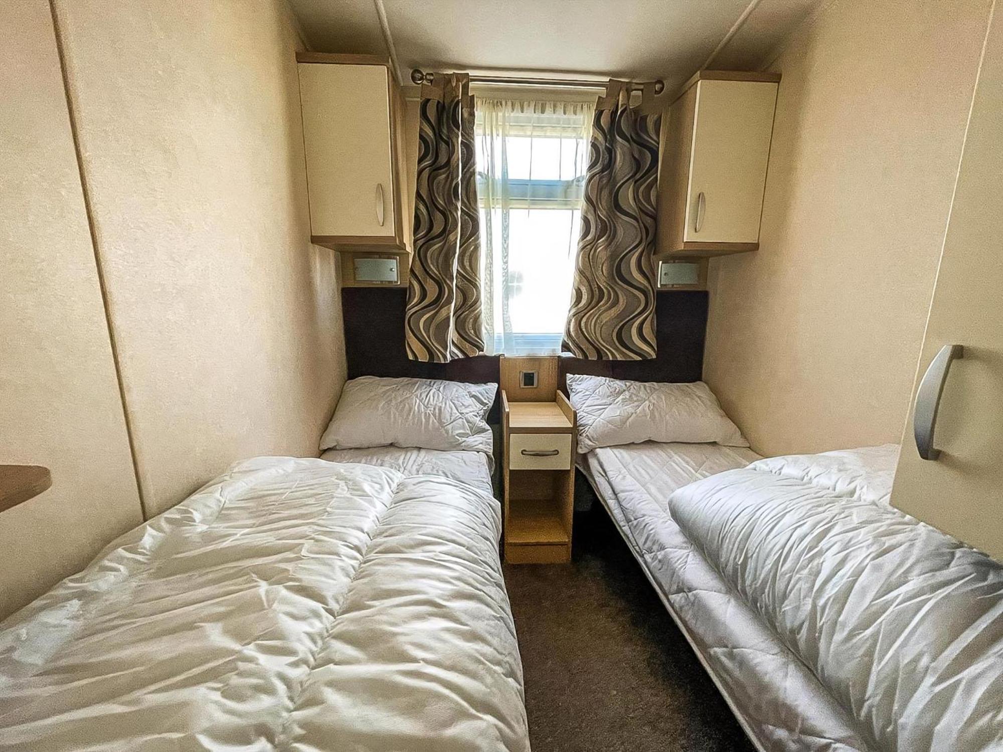 Lovely Caravan With Spacious Decking At North Denes In Suffolk, Ref 40134Nd 洛斯托夫特 外观 照片